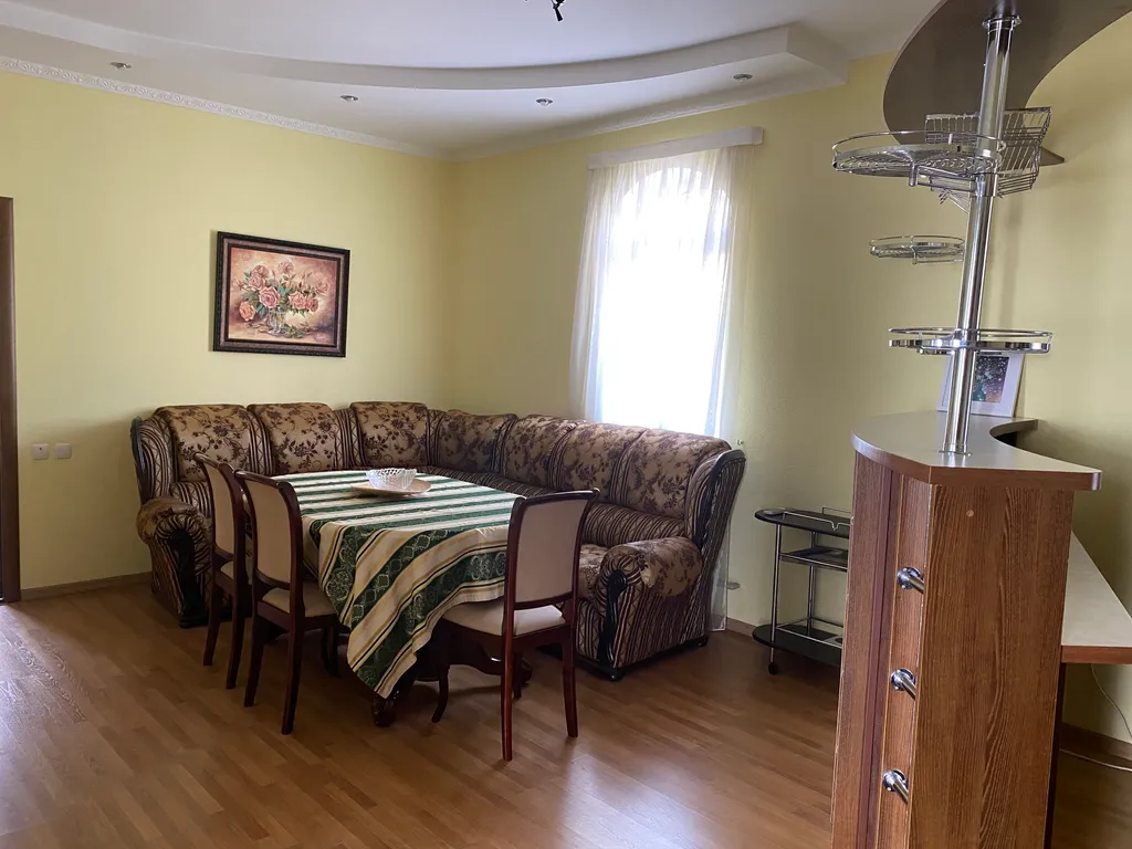 Дом с бассейном для большой компании