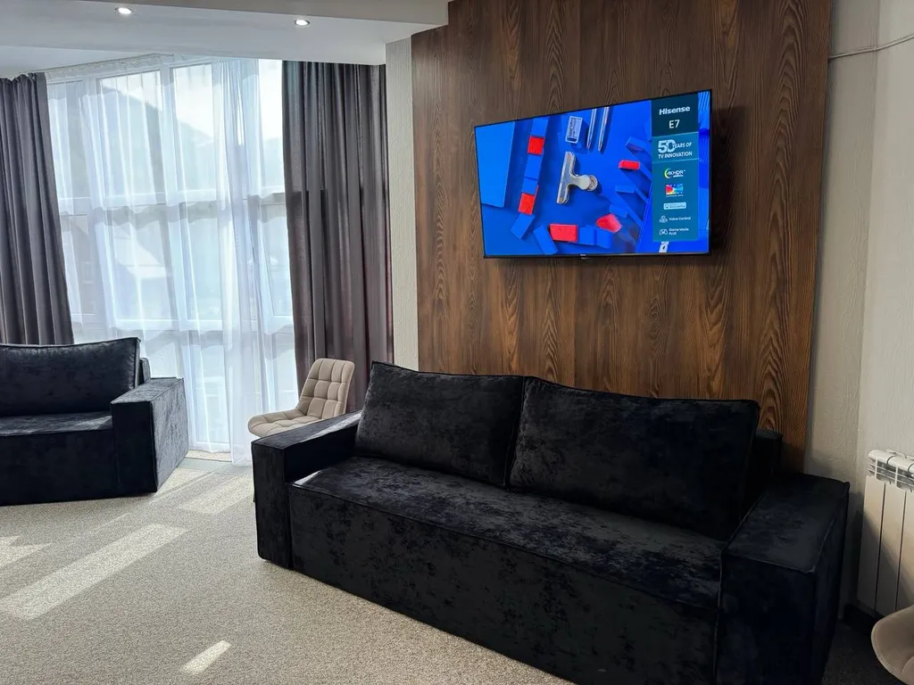 Люкс с панорамными окнами и видом на горы и лес