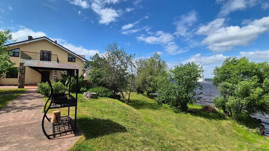 Дом на берегу волги, с видом на затопленную колокольню