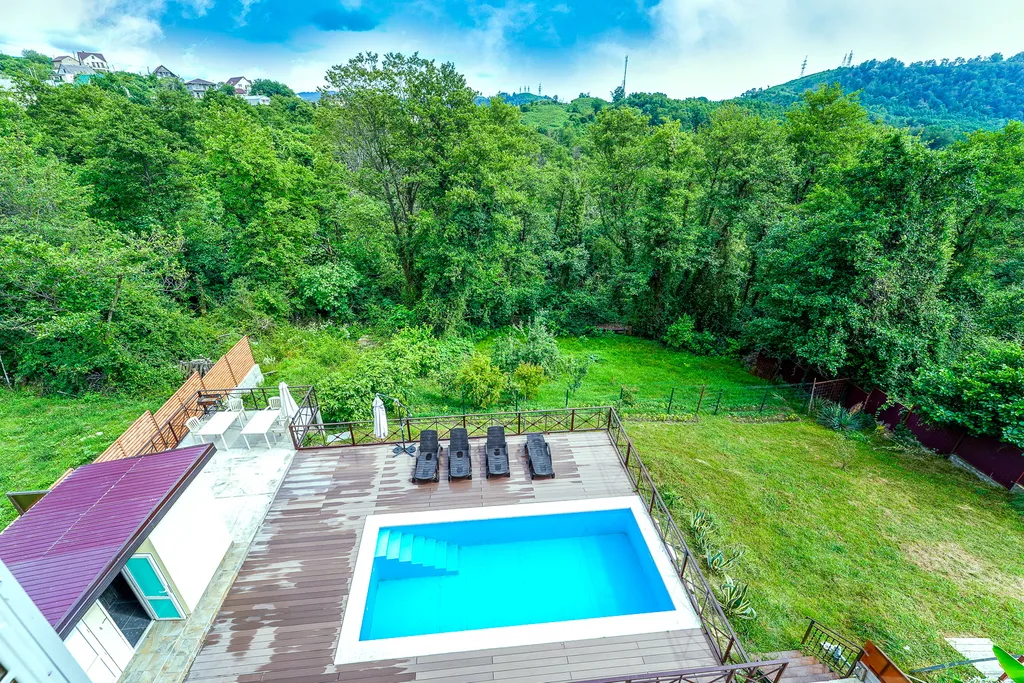 Дом с бассейном