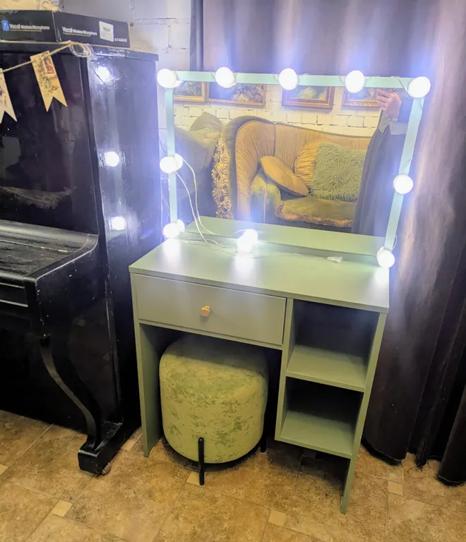 Большой красивый дом с камином в лесу