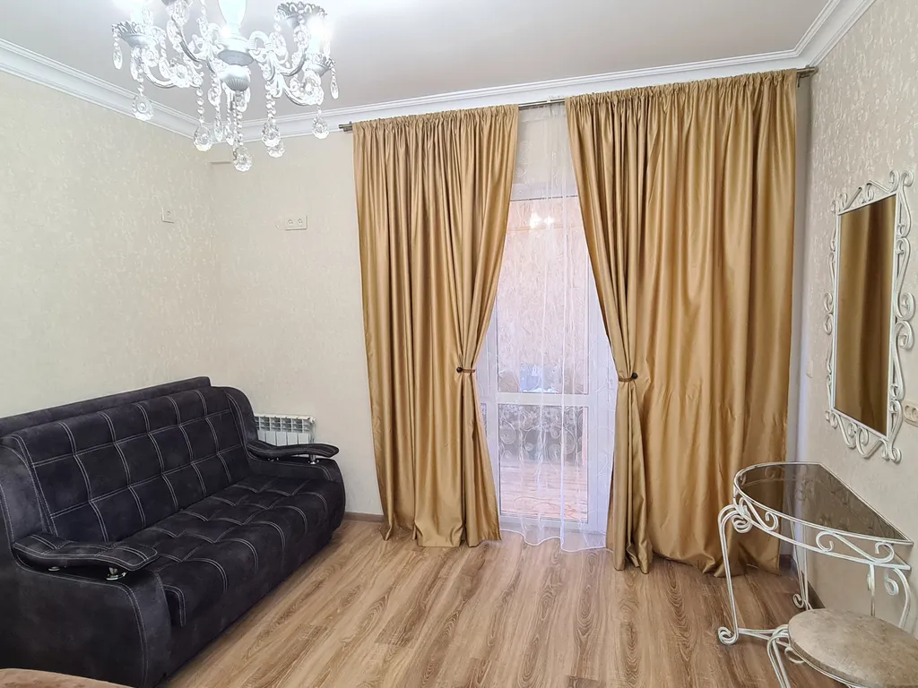 Часть дома с собственным двором около моря