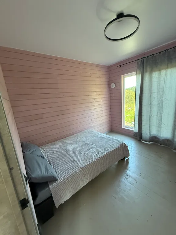 Просторный дом с видом на настоящий лес