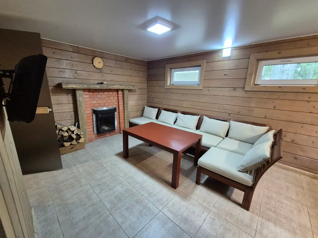 Двухэтажный загородный дом рядом с озером