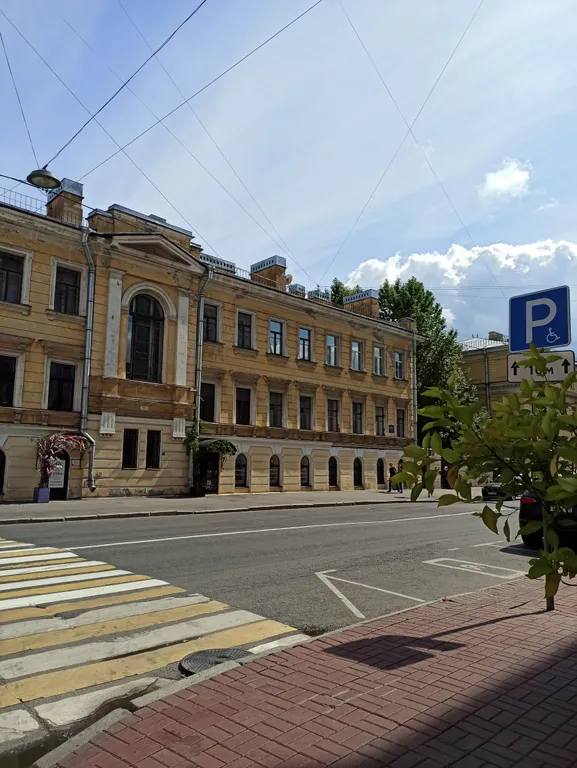 С большой гостиной и бесплатной парковкой во дворе
