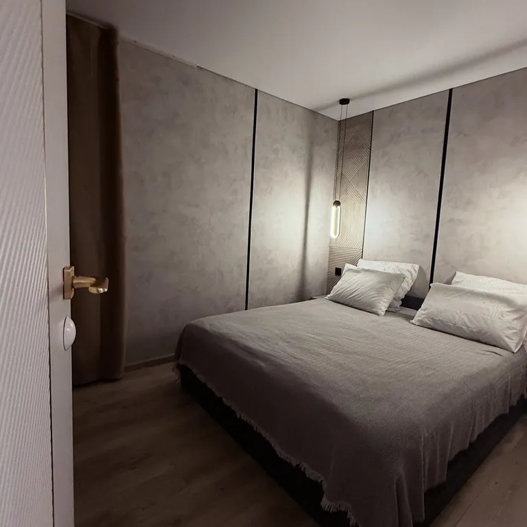 Зеркальный дом на воде