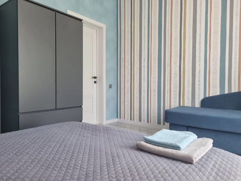 Зелёный дом на берегу Катуни с видом на реку и горы