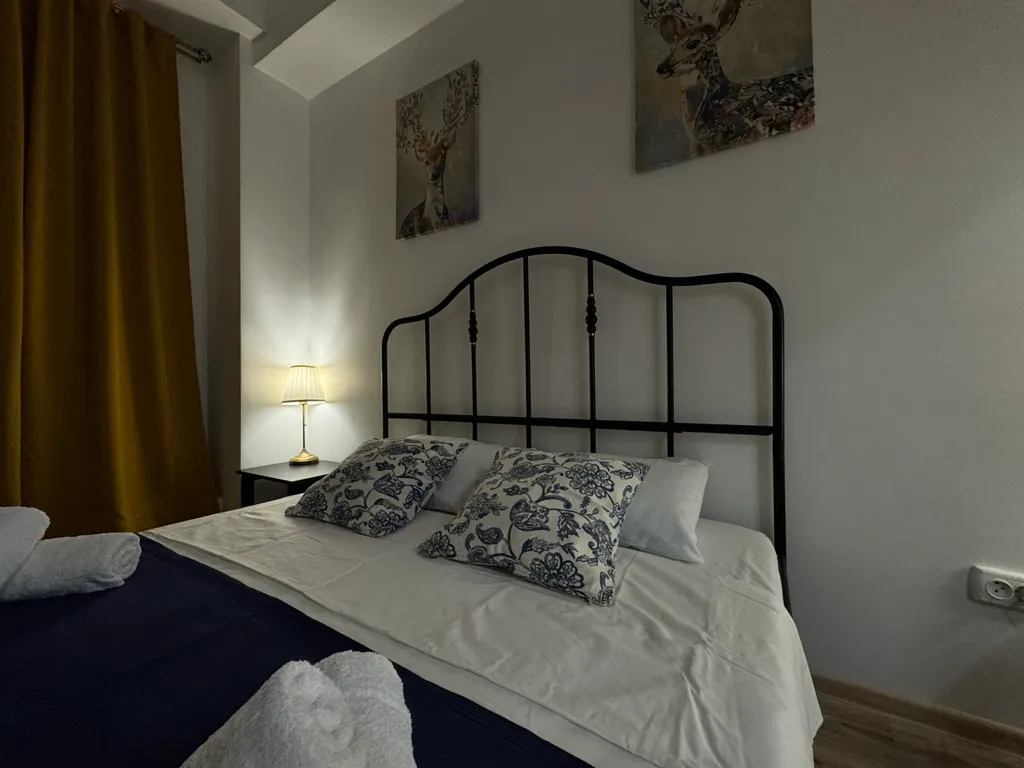 Отдельный двухместный номер в Ялте(Санузел и кухня общие)