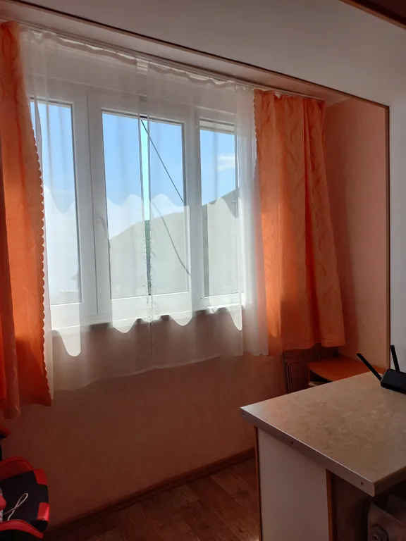 С панорамным видом на море и гору медведь (аю-даг)