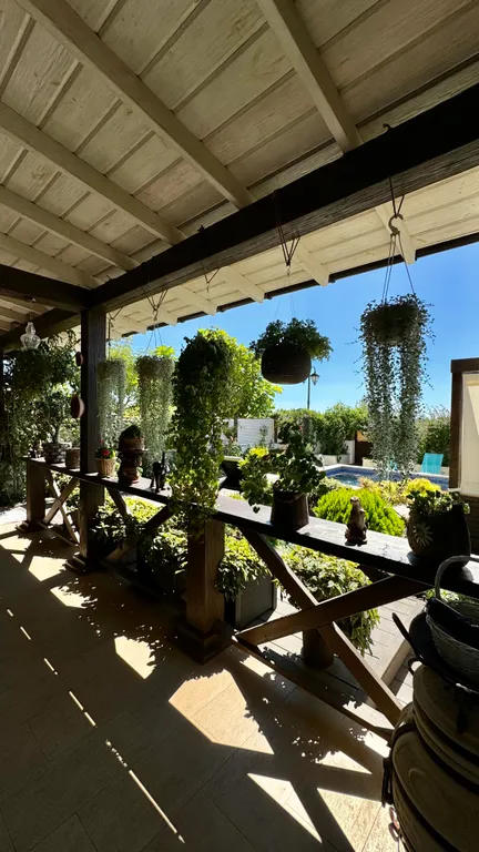 Дом с бассейном у моря