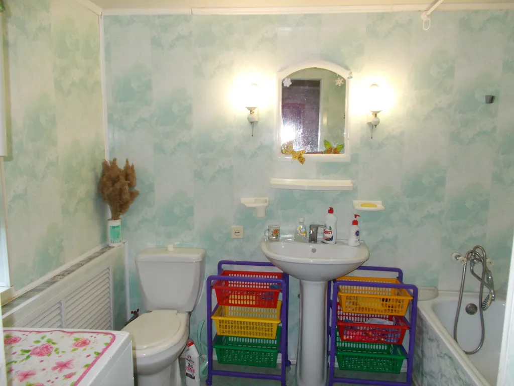 Коттедж Пол дома в зелёном саду в центре города — Ейск