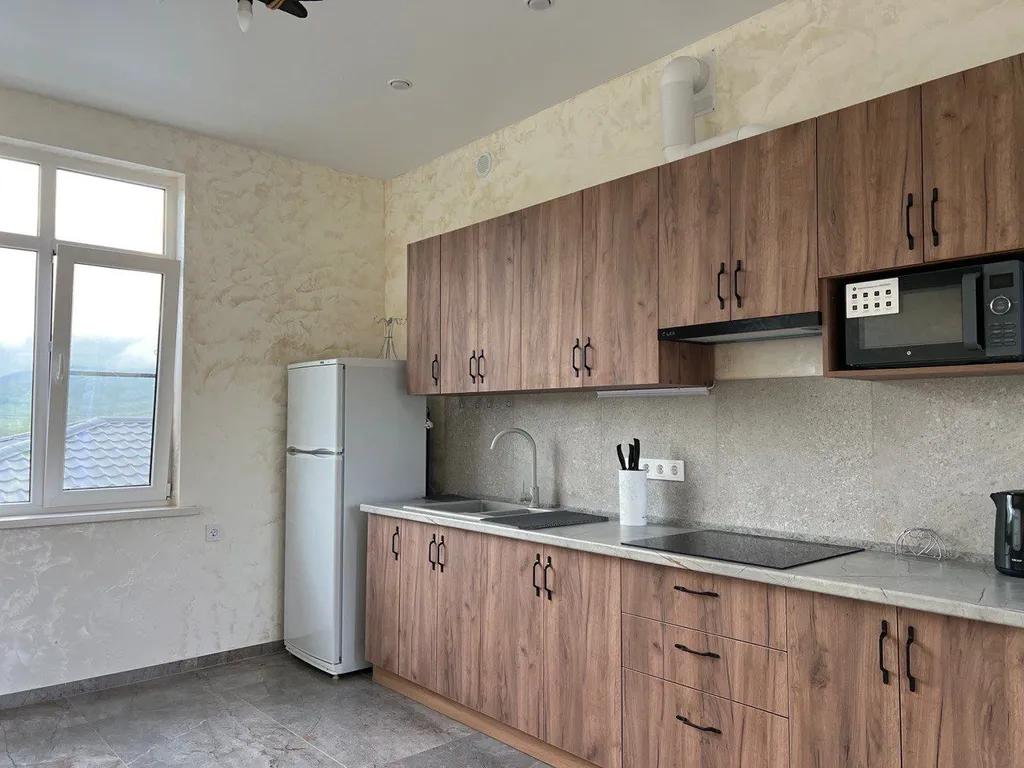 Номер люкс с видом на горы и всегда теплым бассейном