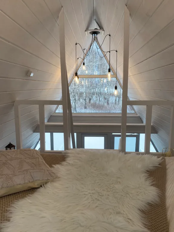 Уютный скандинавский домик у леса