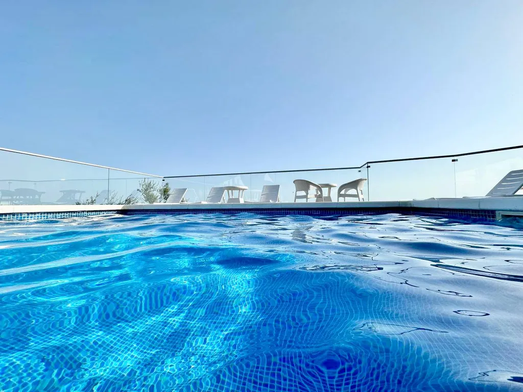 Двухкомнатные апартаменты с прямым видом на море и роскошной террасой