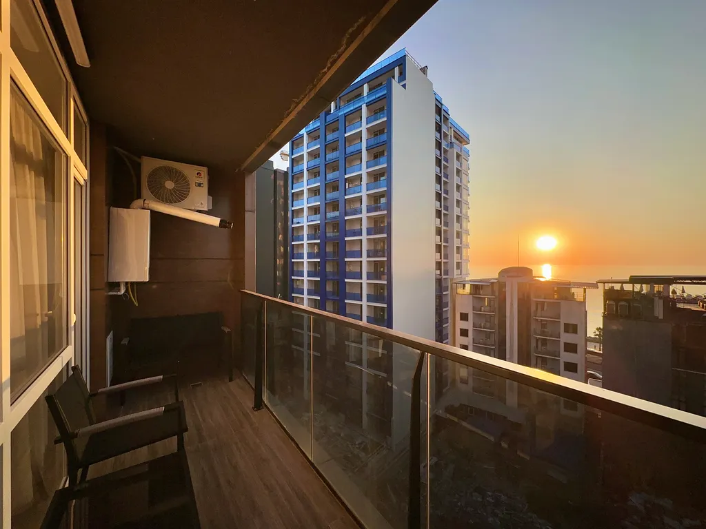 Стильная студия с видом на море и закаты