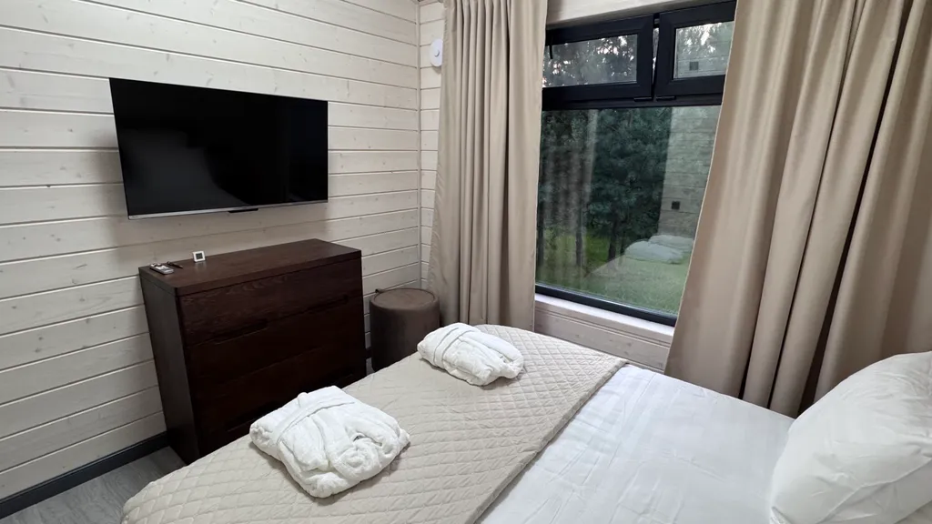 Уютный дoмик c паноpaмными окнами на лес