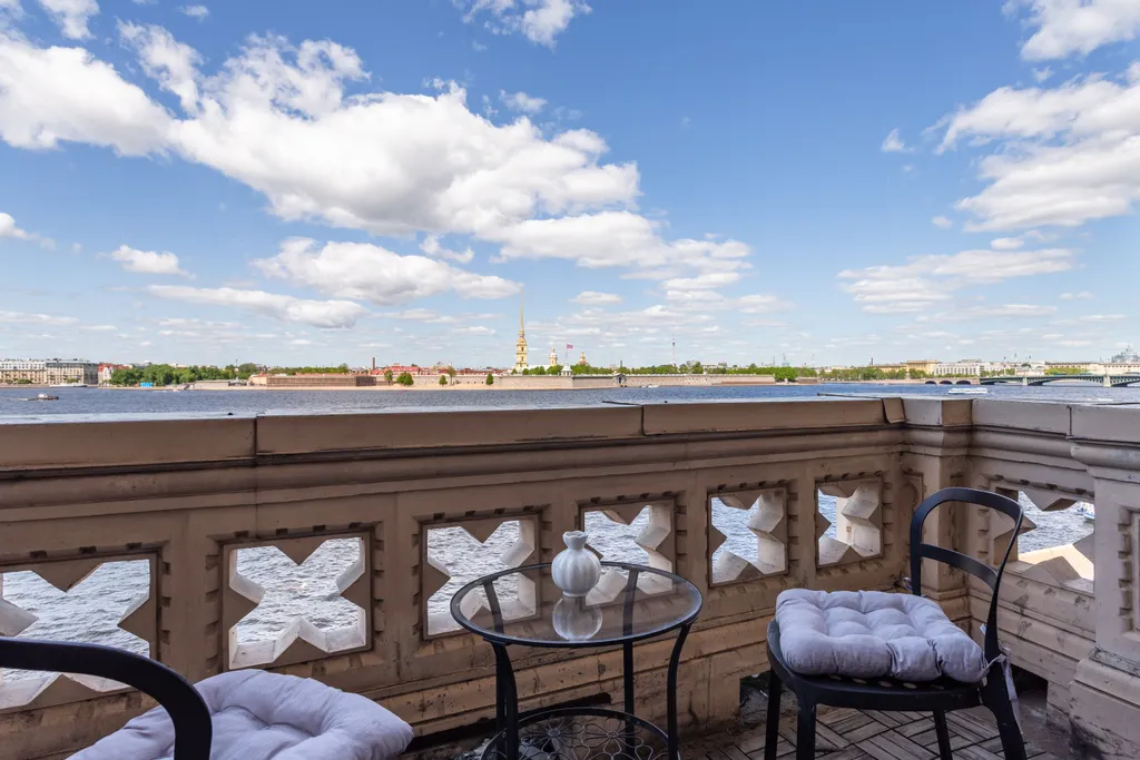 Двухуровневая квартира с видом на Неву по соседству с Эрмитажем