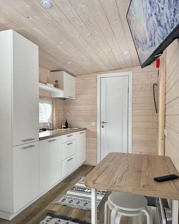 Уютный домик с панорамным окном и видом на лес