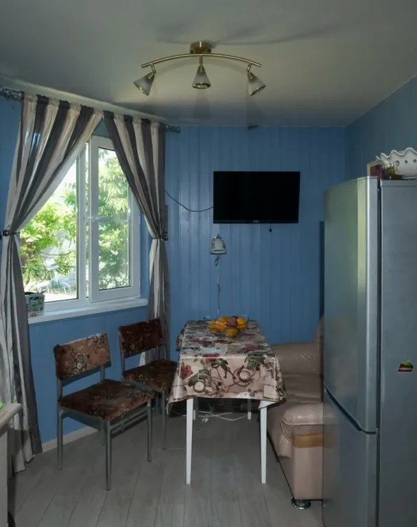 Половина дома с отдельным входом, с садом на берегу Чёрного моря