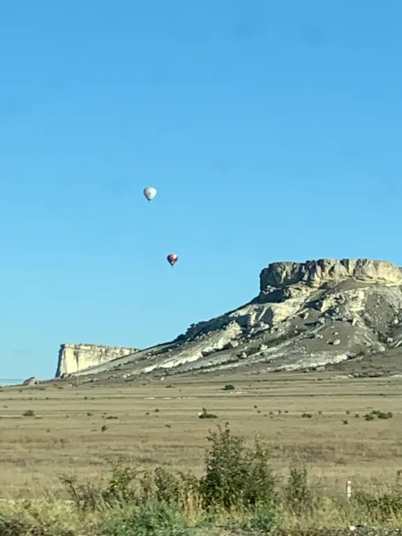 Студия с видом на море диваном и балконом