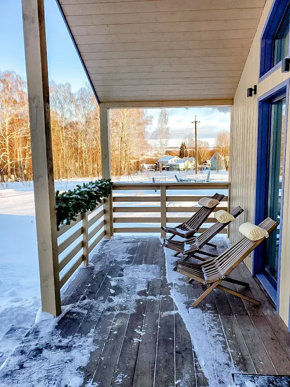 Дом с панорамными окнами и камином в Болотов Деревне