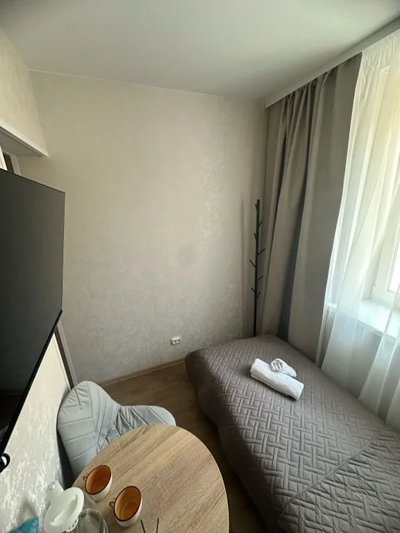 Комната в квартире с односпальной кроватью