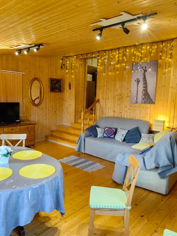 Дом с финской сауной внутри дома с большой беседкой и барбекю