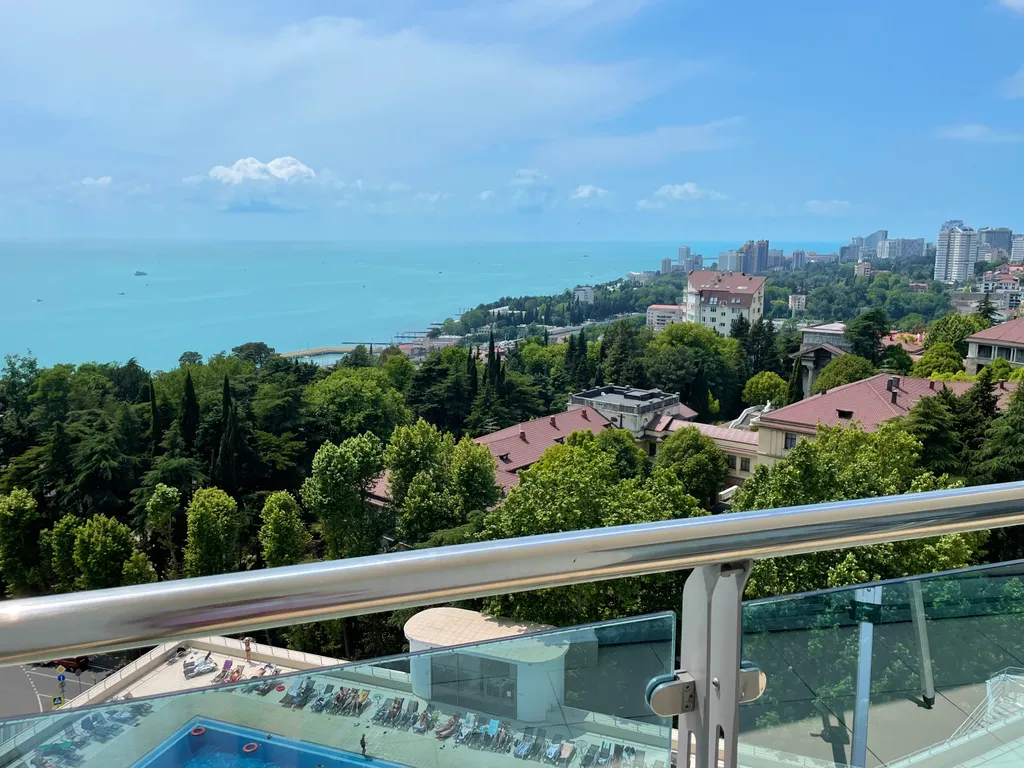 Апартамент с видом на море в жилом комплексе с бассейном