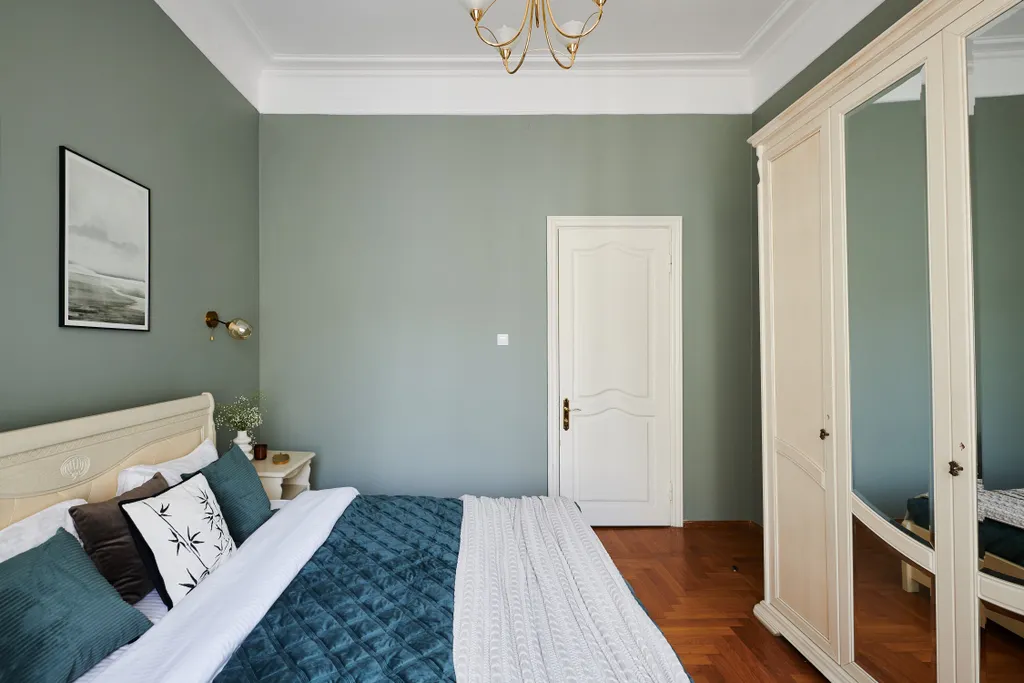 Двенадцать стульев на Тверской