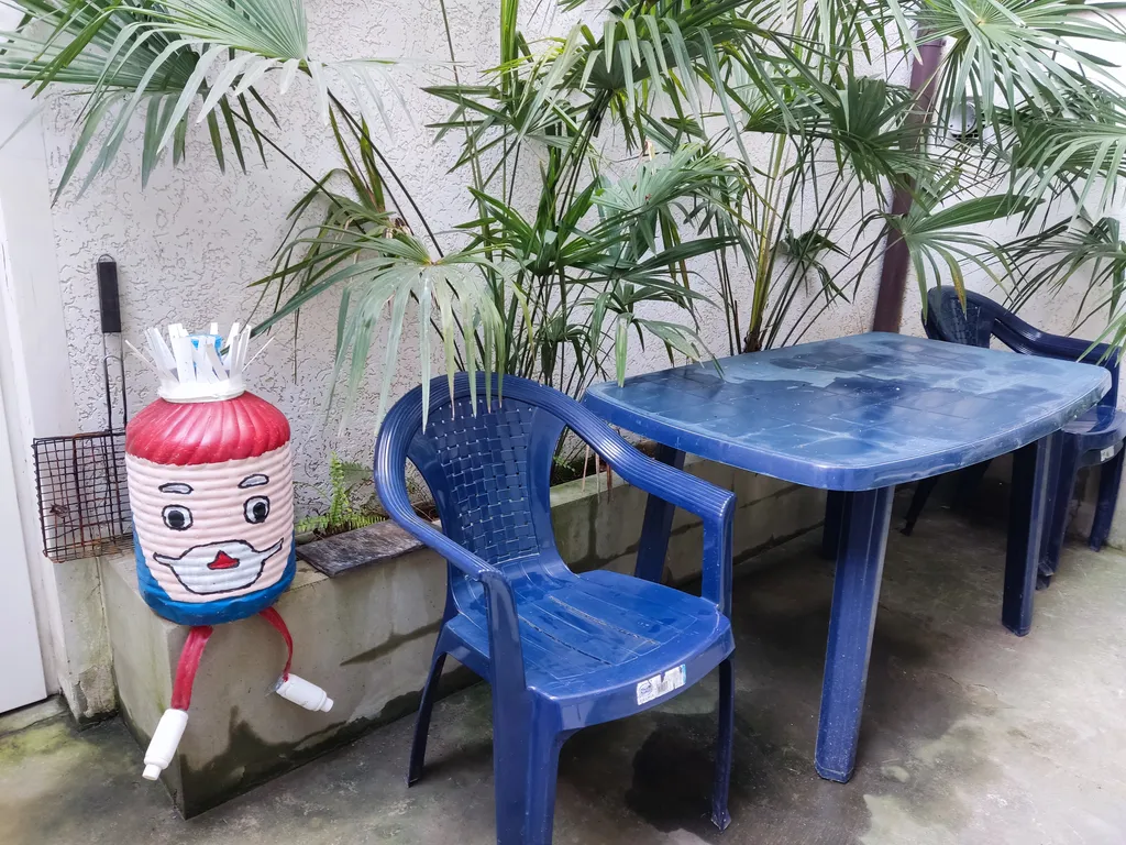 Коттедж с гаражом и двориком