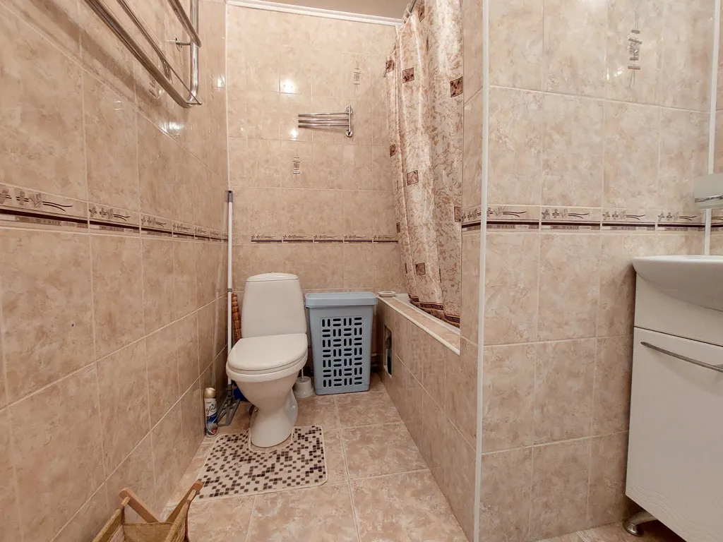 Двушка с планировкой трёшки. Микрорайон