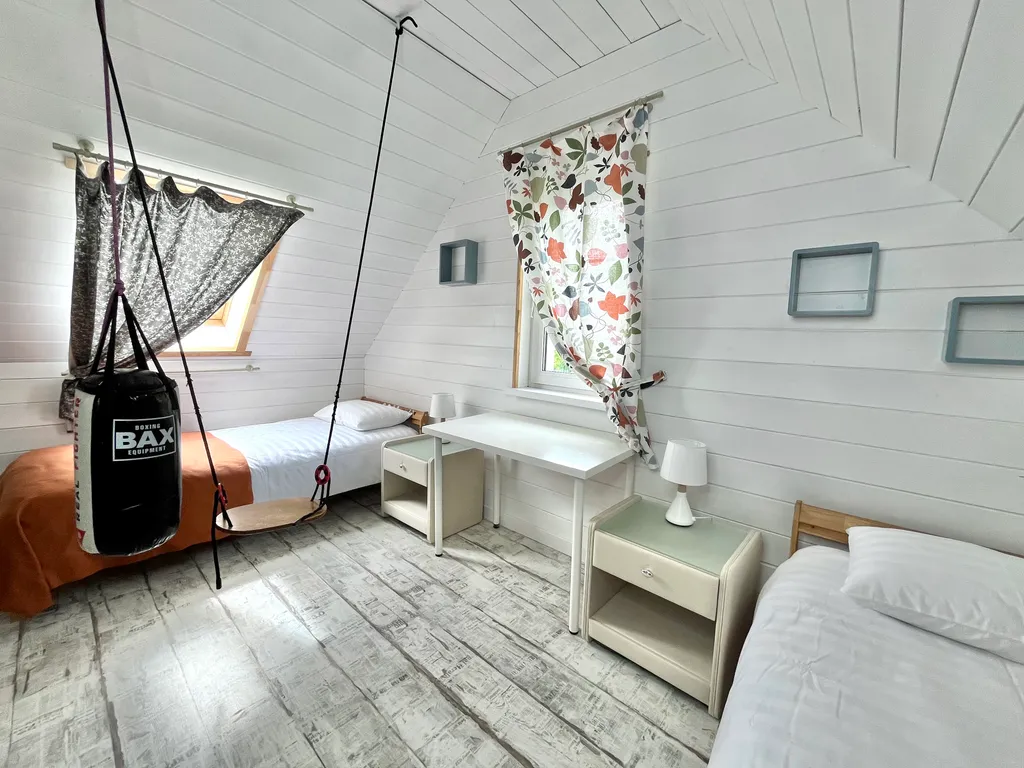 Благоустроенный дом у реки