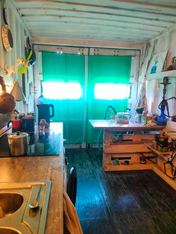 AirBed на веранде творческой дачи из морских контейнеров