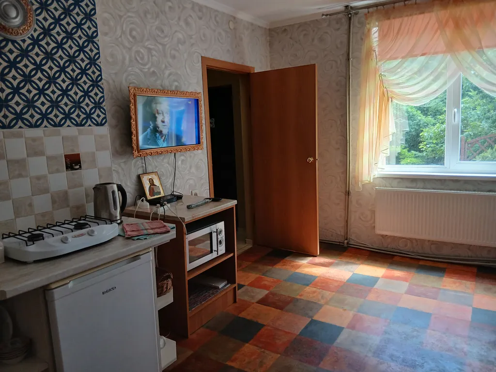 Дом находится на частной территории, есть стоянка автомобильная