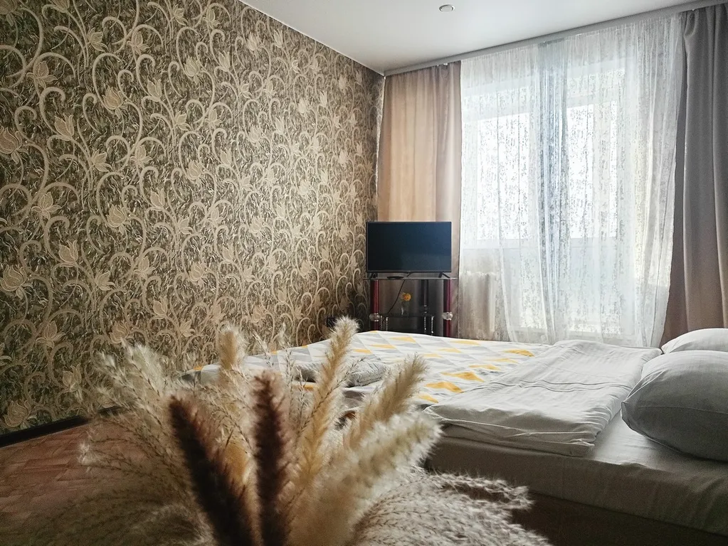 Двуспальная кровать + диван, центр. Отчетные документы,интернет