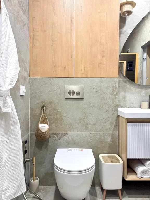 Студия бохо у набережной, с сауной, массажным креслом, проектором