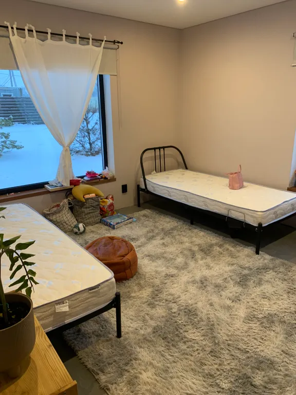 Дом у реки с видом на лес