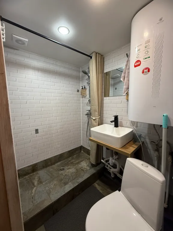 Дом с панорамными окнами на берегу озера, баня, лодка