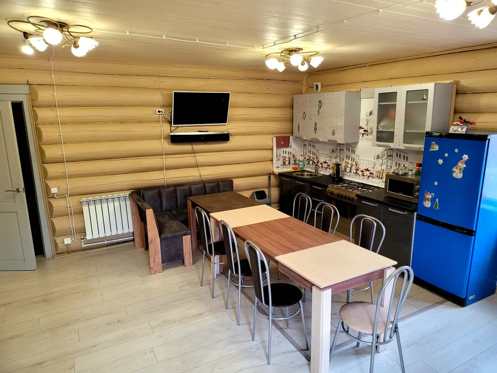 Дом с баней для большой семьи или дружной компании рядом с озером.