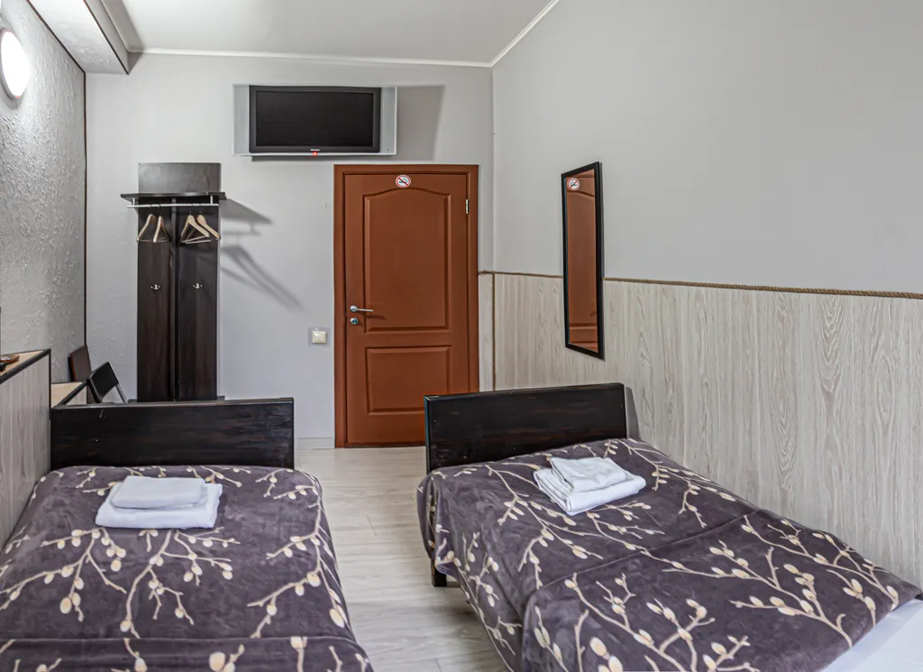 Двухместный номер с 2 отдельными кроватями и общим санузлом