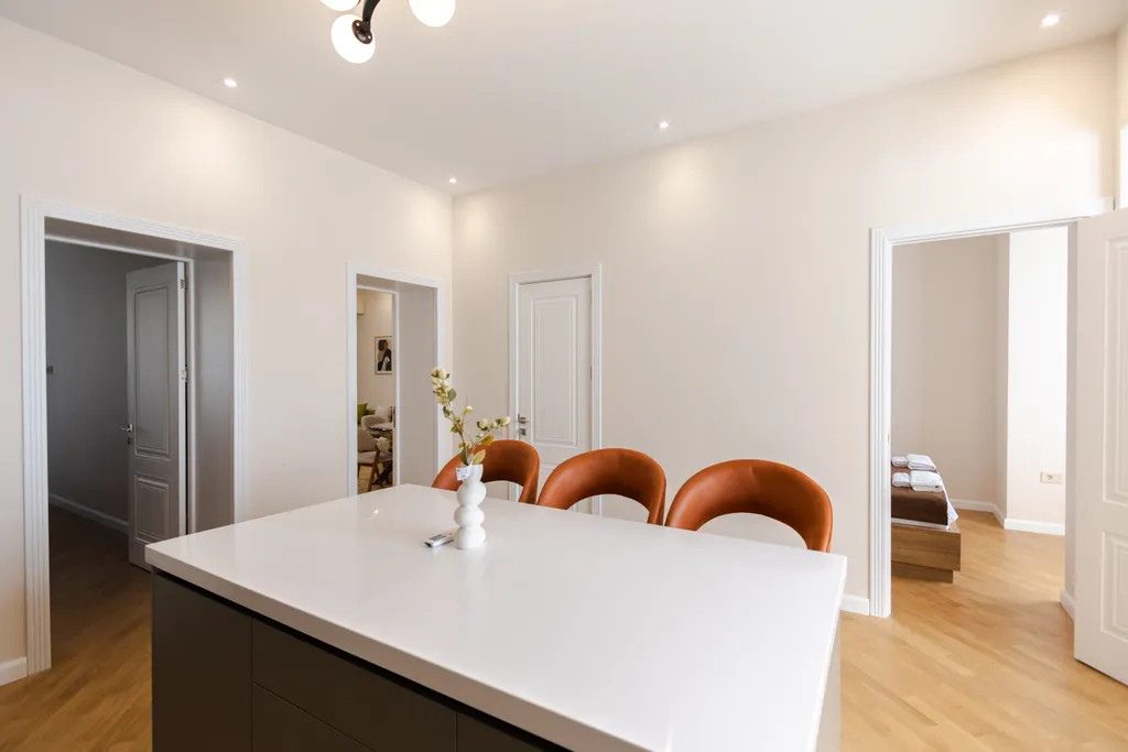 Современная квартира с двумя спальнями и новым ремонтом в центре