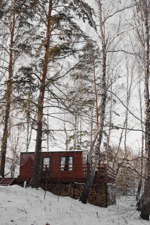 Уютный домик на берегу реки