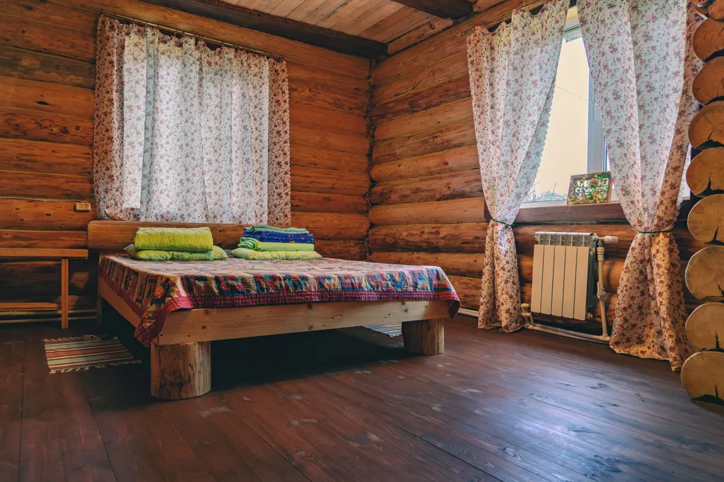 Большой дом с баней рядом с водой