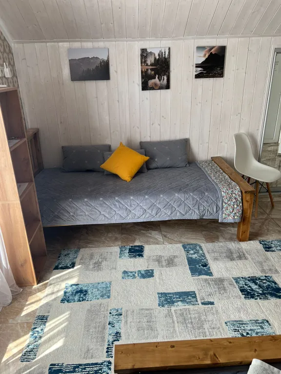 Уютная комната в доме с ванной комнатой