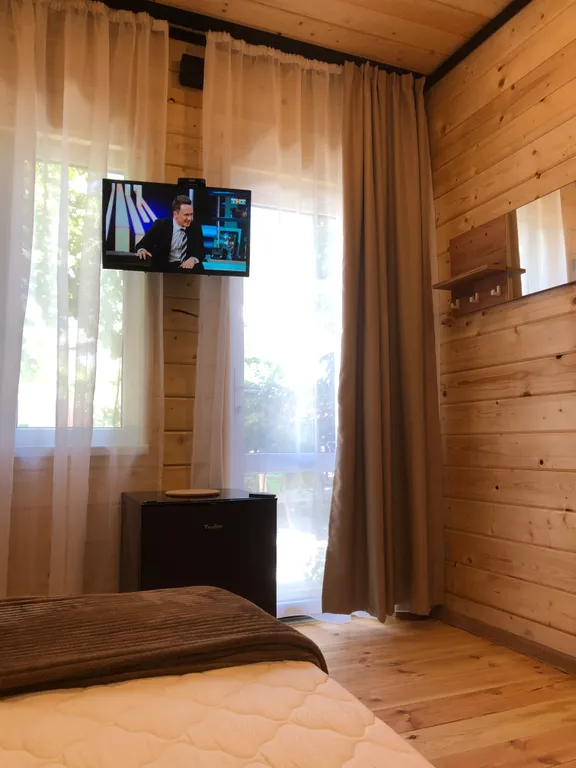 Уютный номер в новом домике в саду справа