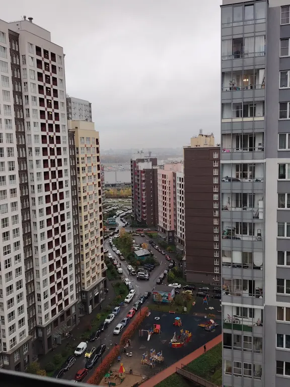 Большая студия с видом на город