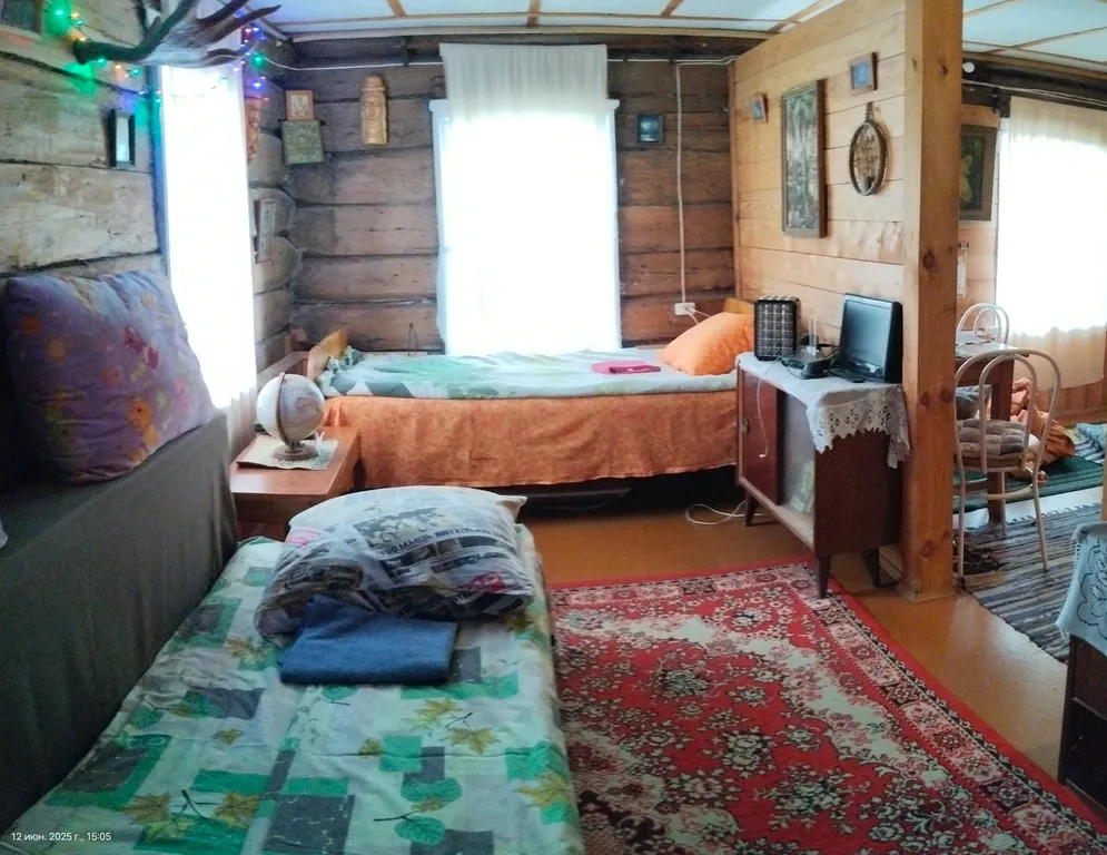 Деревенский домик на берегу озера