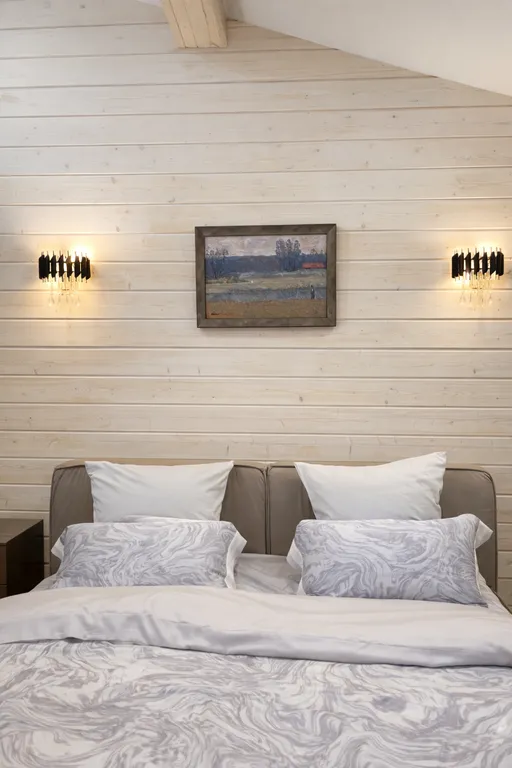 Просторный дом в стиле барнхаус с террасой й и чаном