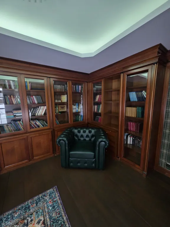 Загородный дом с бассейном и банкетным залом