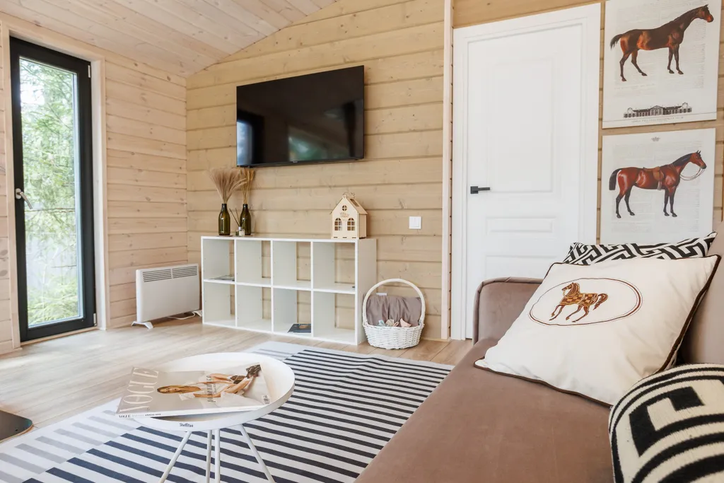 Красивый дом в ёлках